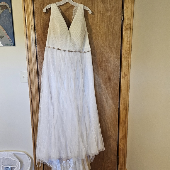 Vera Wang Wedding Gown - Picture 3 of 16